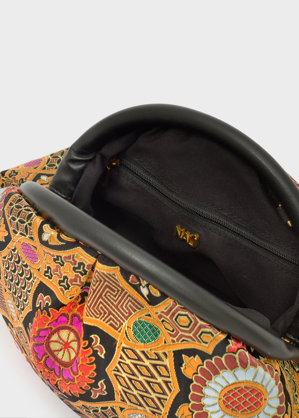Nalì pochette uranus arancio clutch vibrante con motivo floreale e geometrico arancione rosa verde e oro su sfondo nero