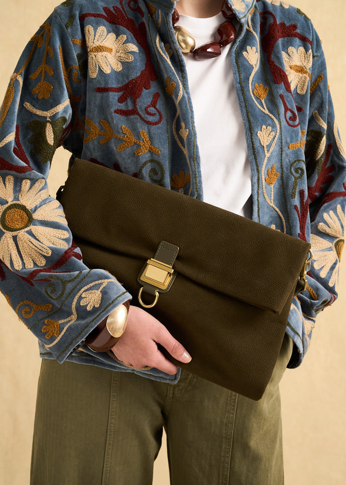 Clutch in suede verde oliva nalì a spalla allegra con chiusura rettangolare oro e tracolla in pelle