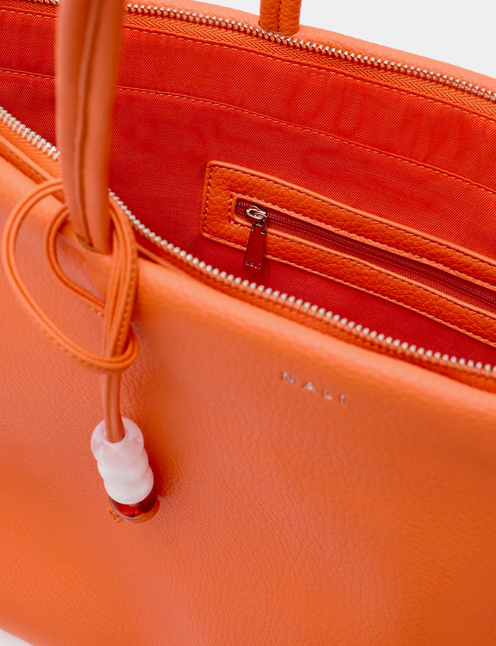 Borsa Nalì A Spalla Toronto Big Arancio in pelle arancione con interno coordinato e accento perla bianca e rossa sul manico