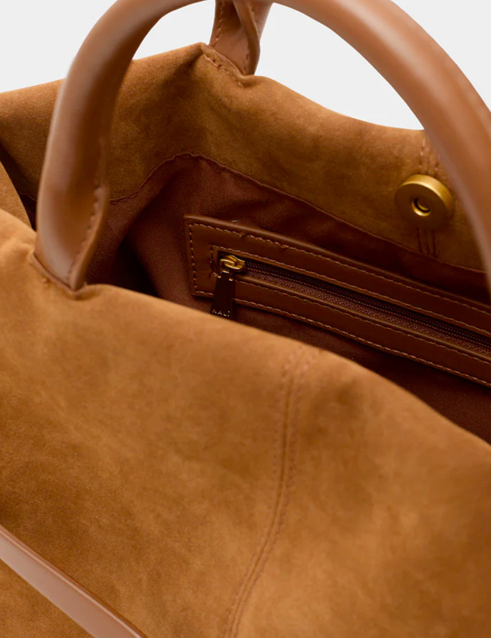 Borsa tote in suede color biscotto Nalì A Mano Melissa con manici curvi e tasca zip oro