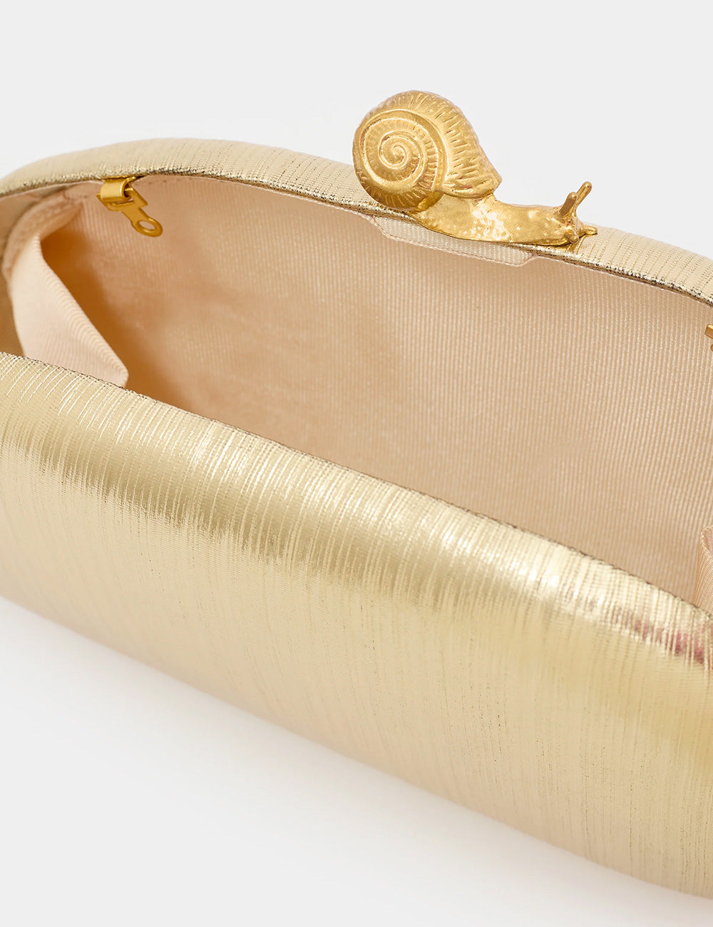 Clutch Nalì Zahra Oro dorata con chiusura a lumaca ornamentale testurizzata