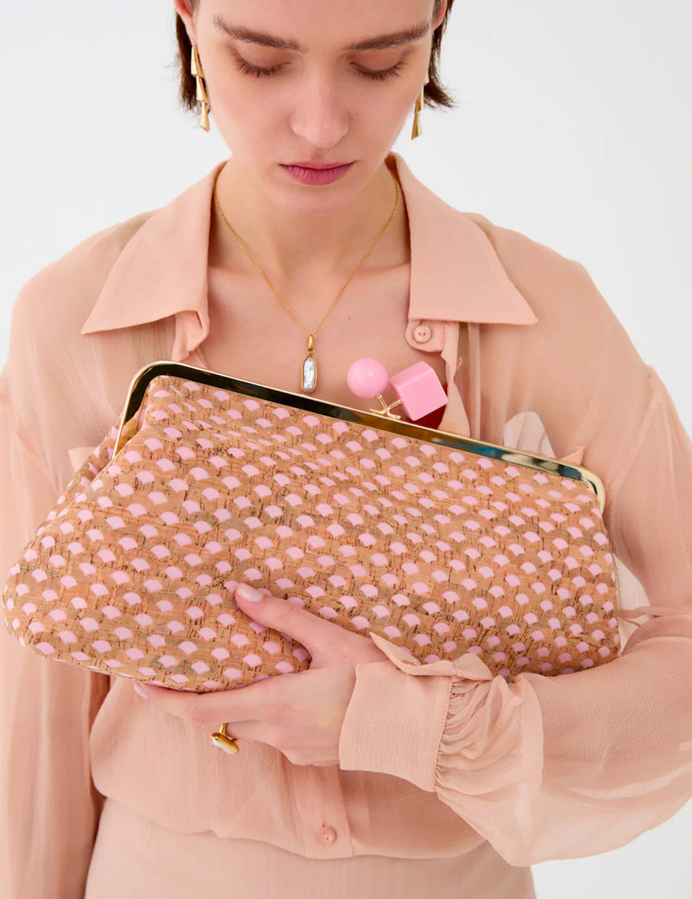 Pochette Nadia Rosa Nalì rosa e oro con trama intrecciata e cornice metallica