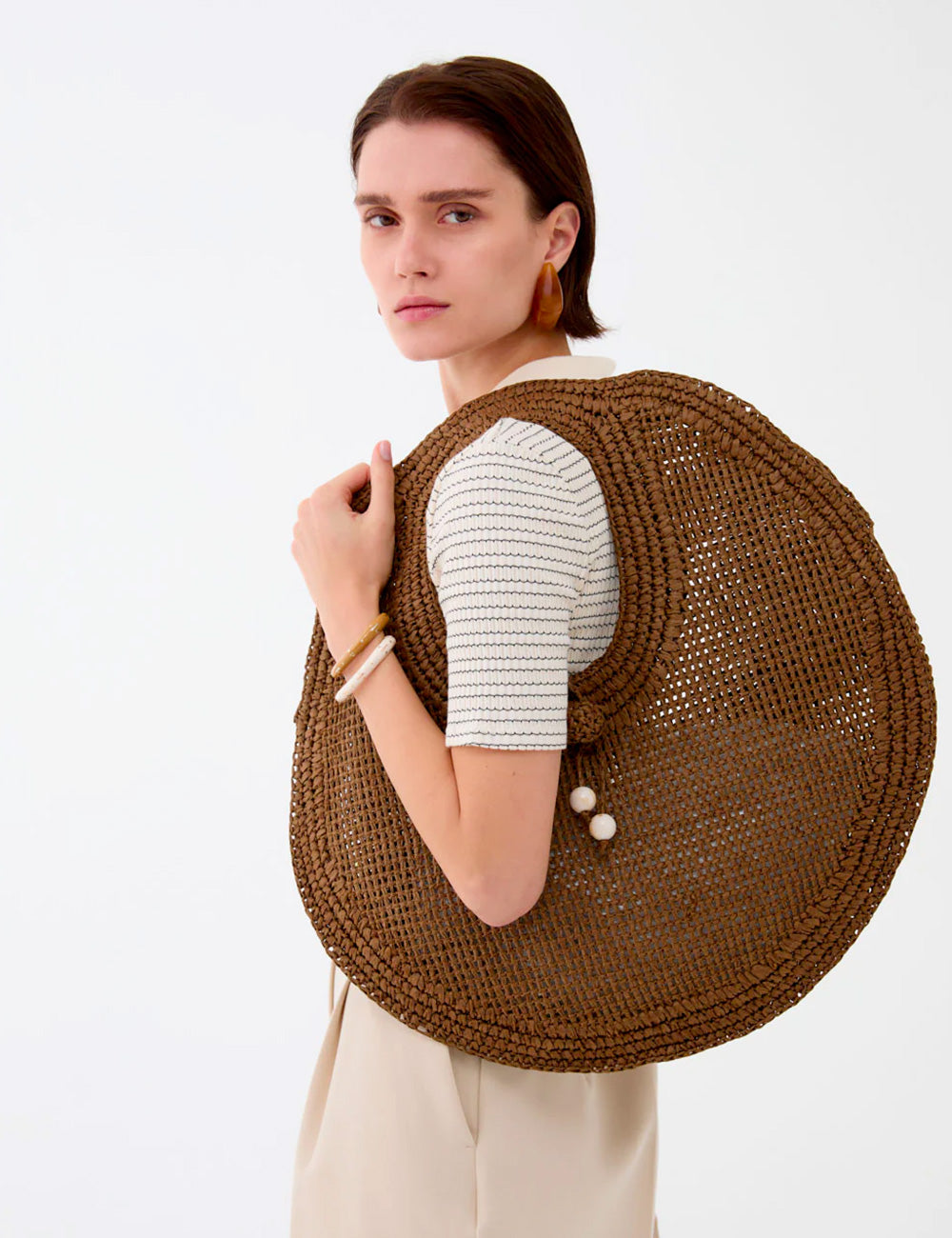 Borsa Nalì A Spalla Jackie Marrone intrecciata con pompon bianchi