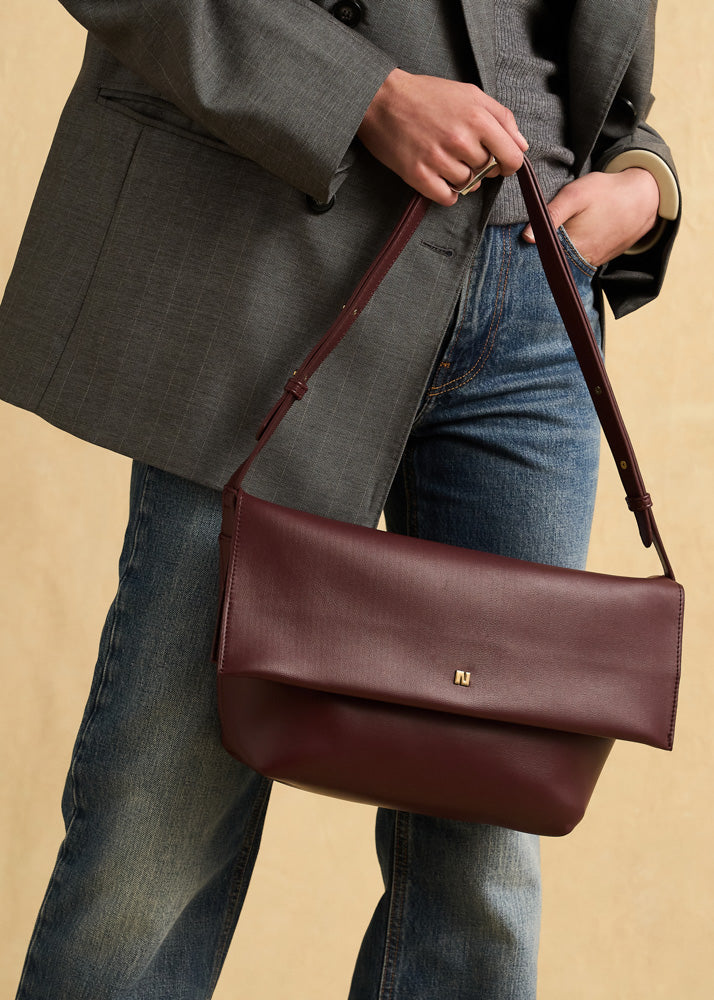 Borse a spalla nalì teda bordeaux in pelle burgundy con design minimalista e logo oro frontale