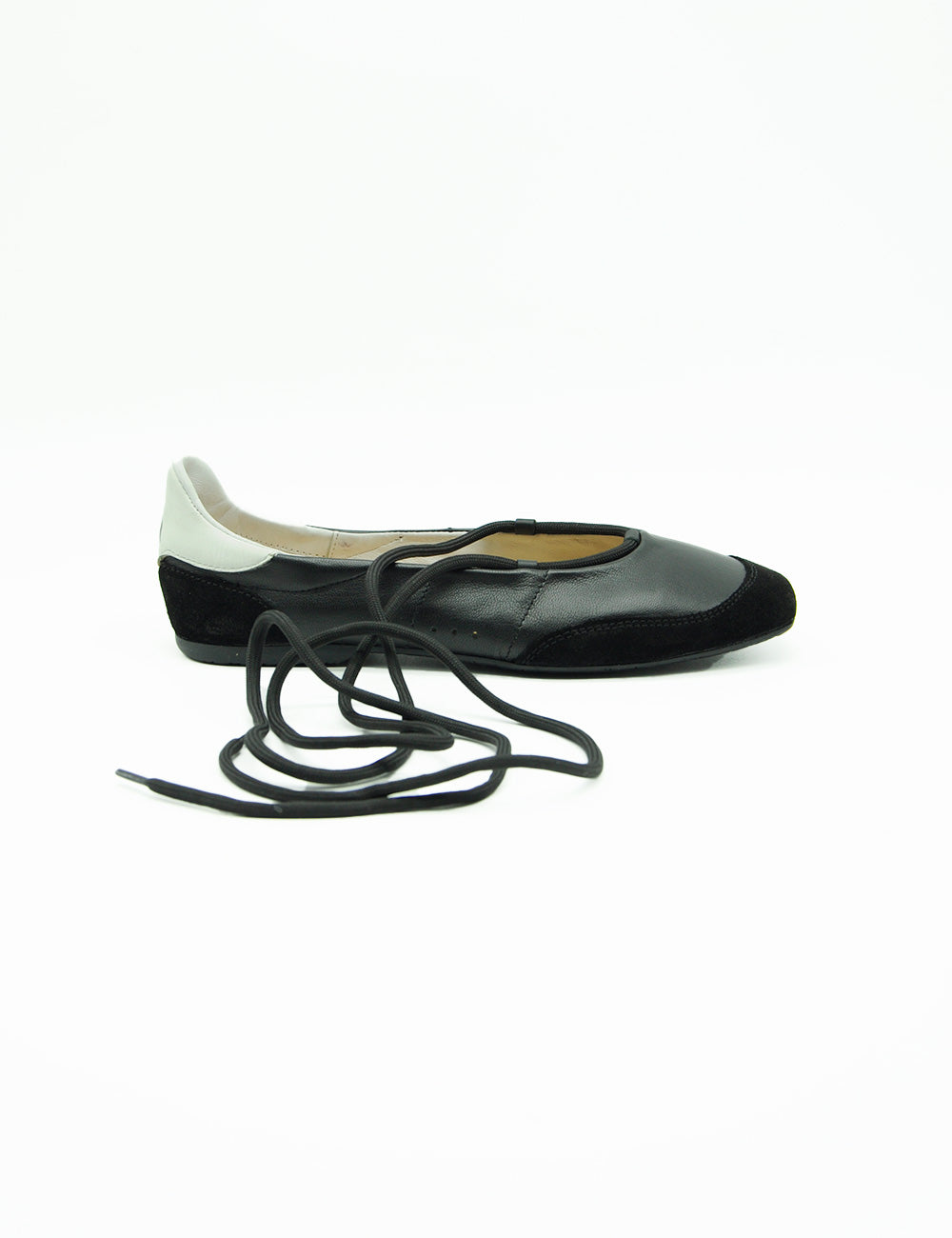 Ballerina Dancing Skin Patrizia Pepe in pelle nera con tacco bianco e cappuccio in suede nero, lacci slacciati