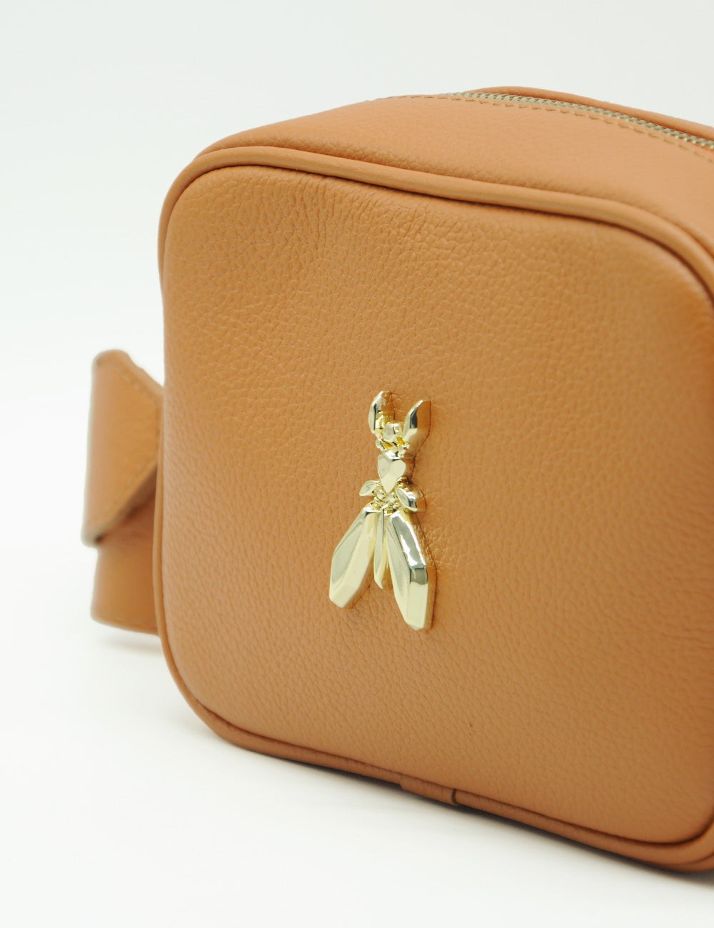 Borsa Patrizia Pepe Fly Camera in cuoio estivo con chiusura dorata a forma di insetto