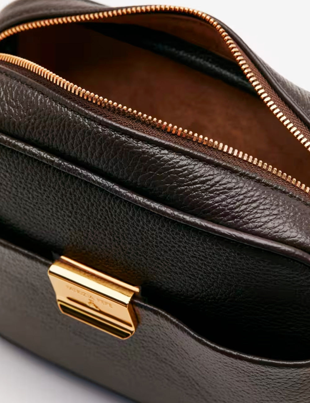 Patrizia pepe tracolla catena all day craft borsa a tracolla in pelle marrone testurizzata con zip e chiusura oro