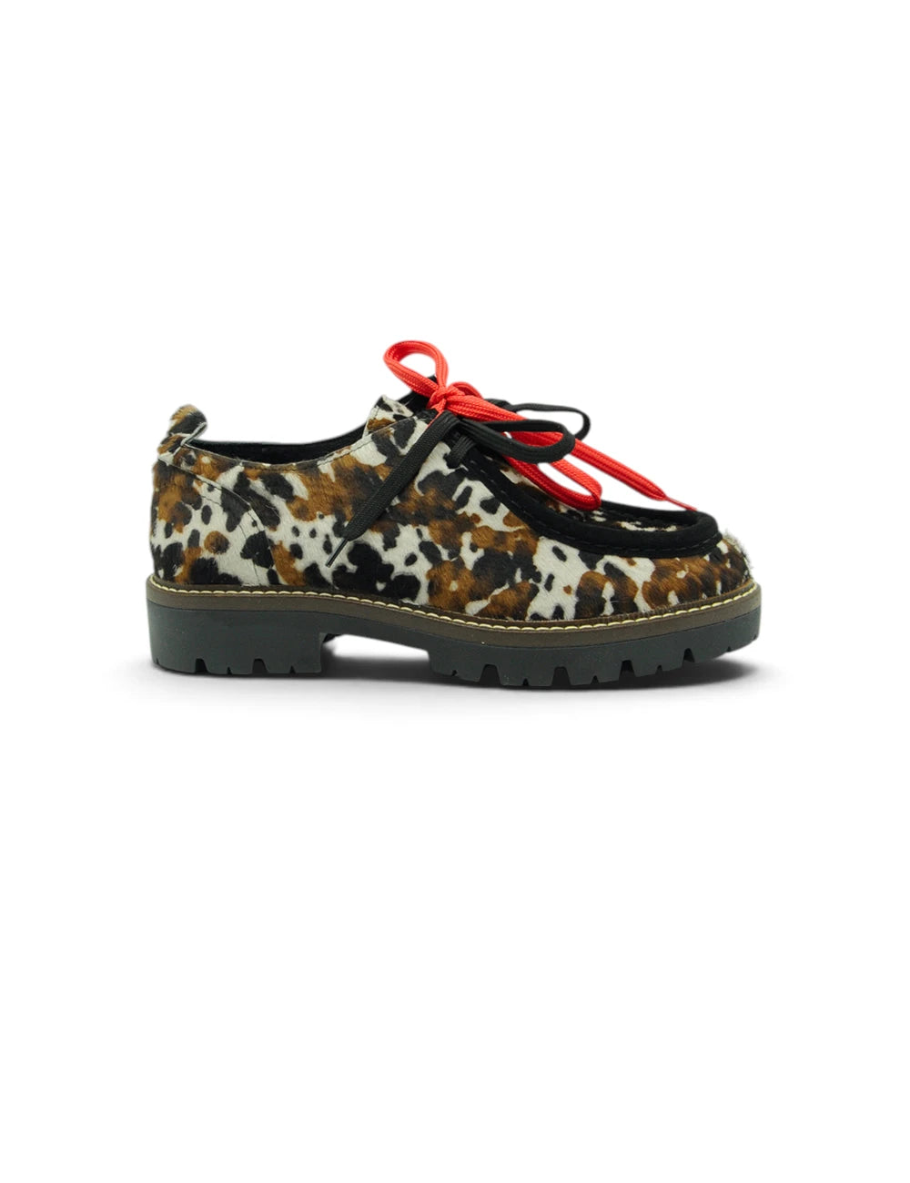Scarpa stringata stokton mucchetta in suede maculato con lacci rossi e suola nera spessa in gomma