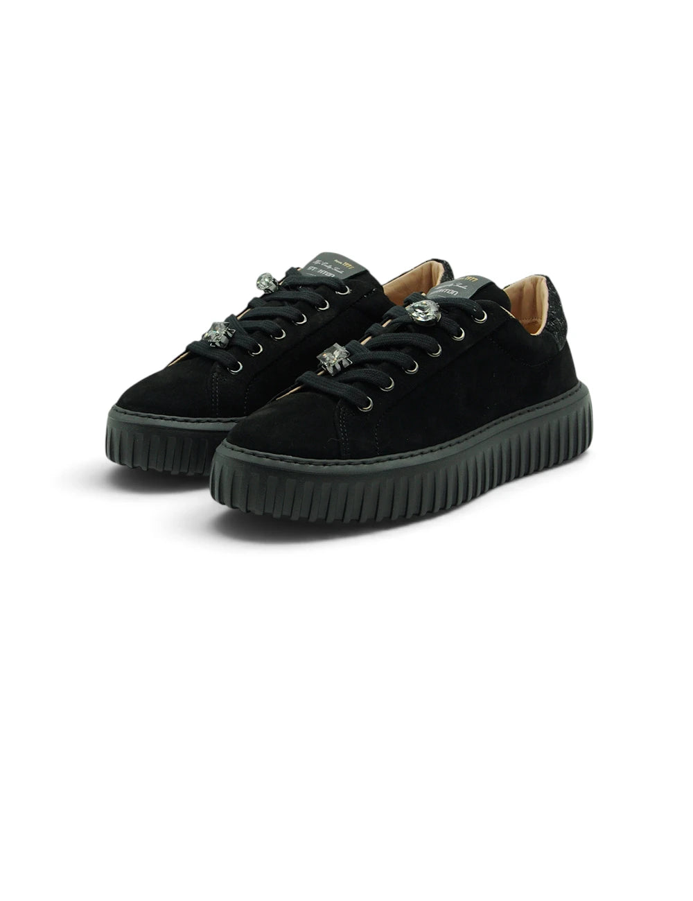 Black suede stokton sneaker kid nera con suola ridotta e charm teschio argentati sulle stringhe