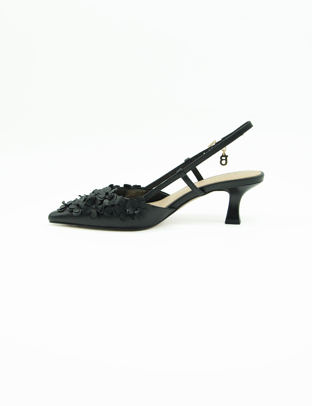 Tosca Blu Chanel Slingback Nera: slingback pump nera in pelle con applicazioni floreali e charm logo oro
