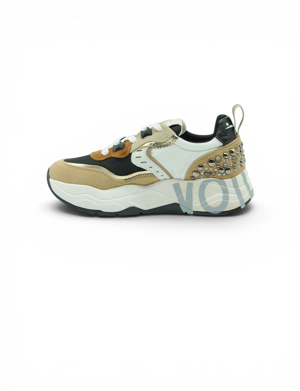 Sneakers voile blanche club105 in pelle scamosciata beige e nero con dettagli in mesh e borchie metalliche sul tallone viste da dietro