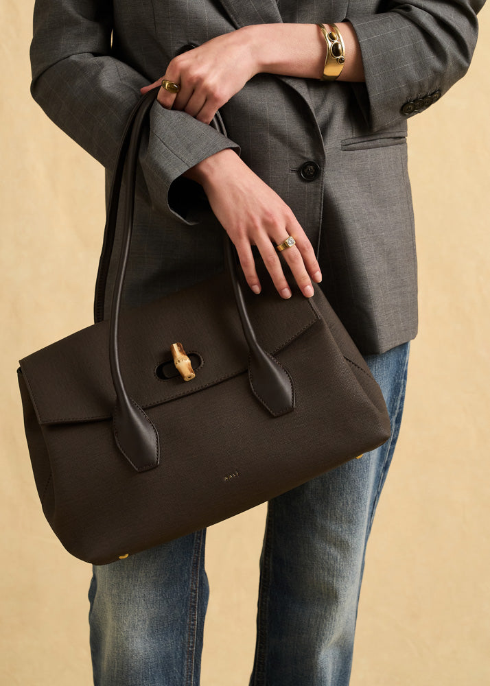 Tote bag in pelle marrone scuro nalì a spalla jeanne con chiusura distintiva in bambù color oro