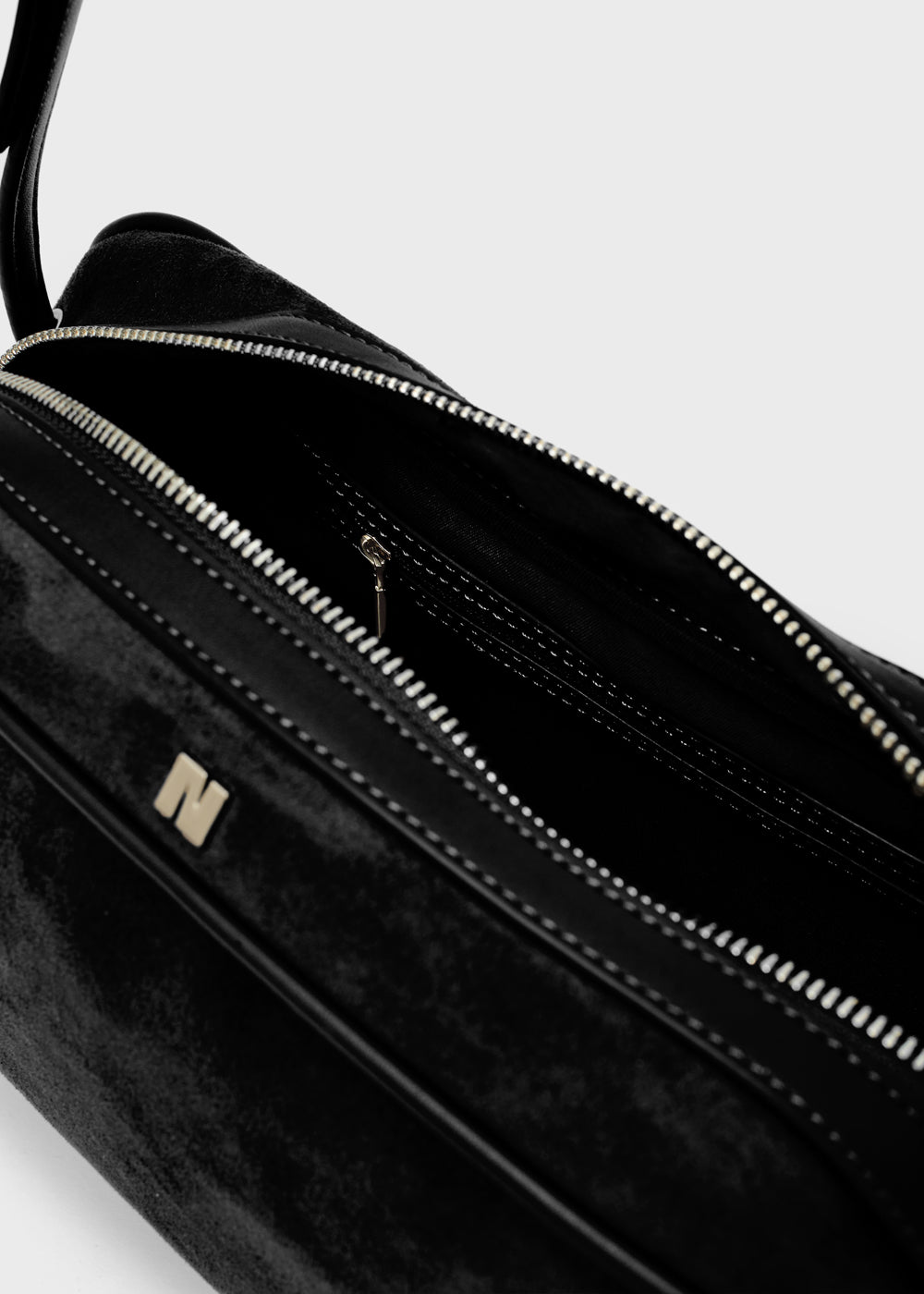 Nalì a spalla taco nera borsa a tracolla in velluto nero con design minimal e dettagli zip argento