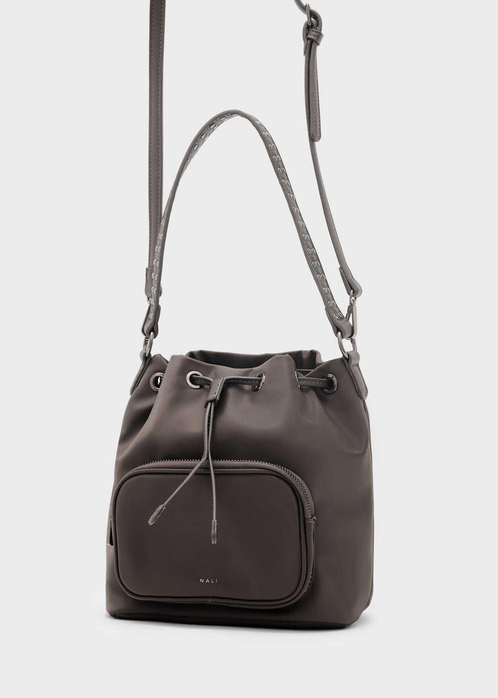 Borsa a secchiello nalì noor marrone in nylon grigio scuro con tasca frontale con zip e tracolla regolabile