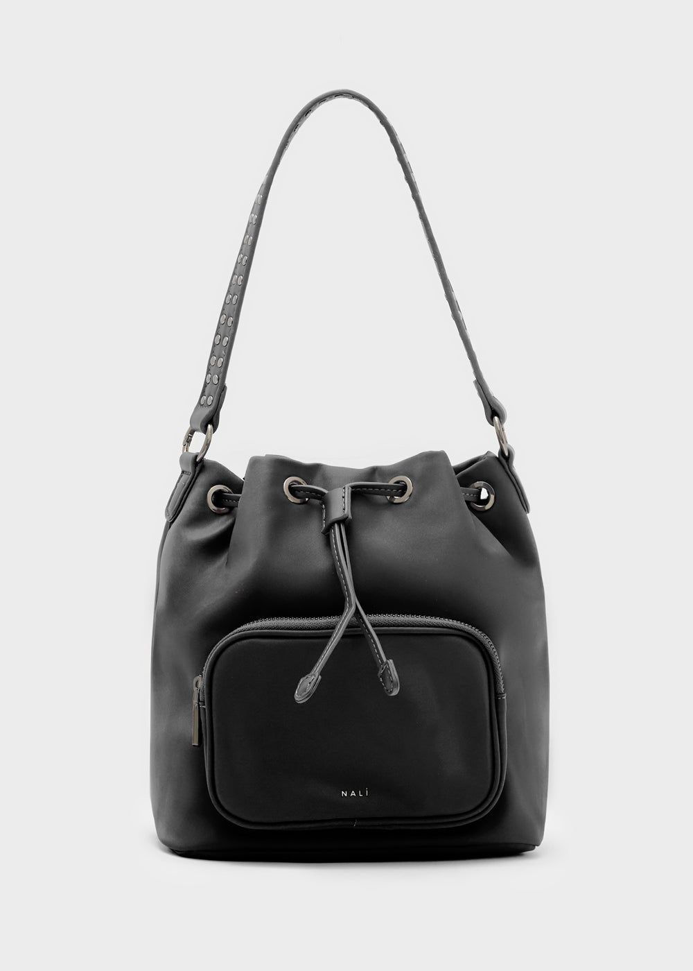 Borsa a secchiello nera con chiusura a coulisse e tracolla testurizzata.