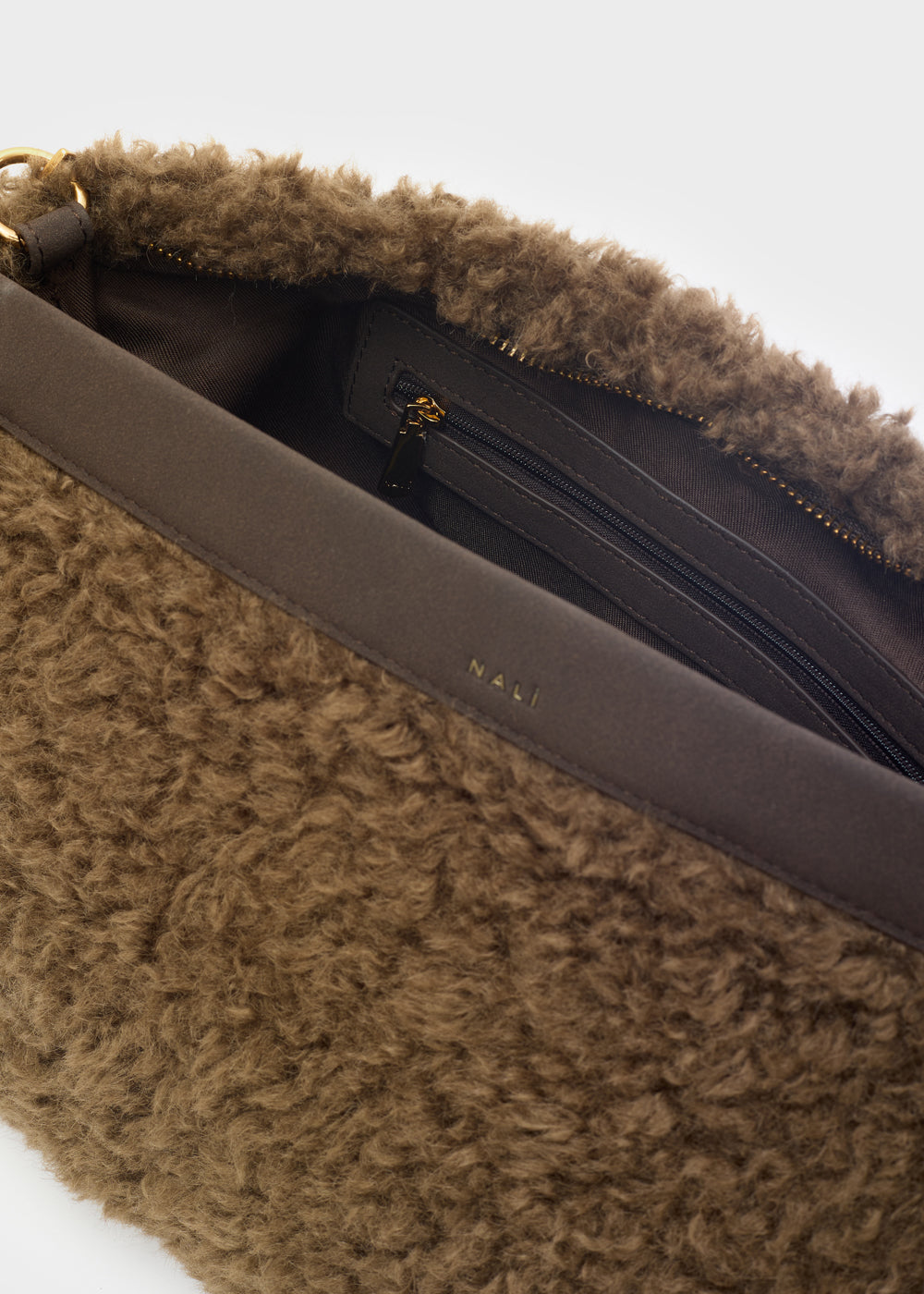 A spalla amber new marrone di Nalì è una borsa crossbody tan con fodera in shearling e rifiniture in pelle marrone