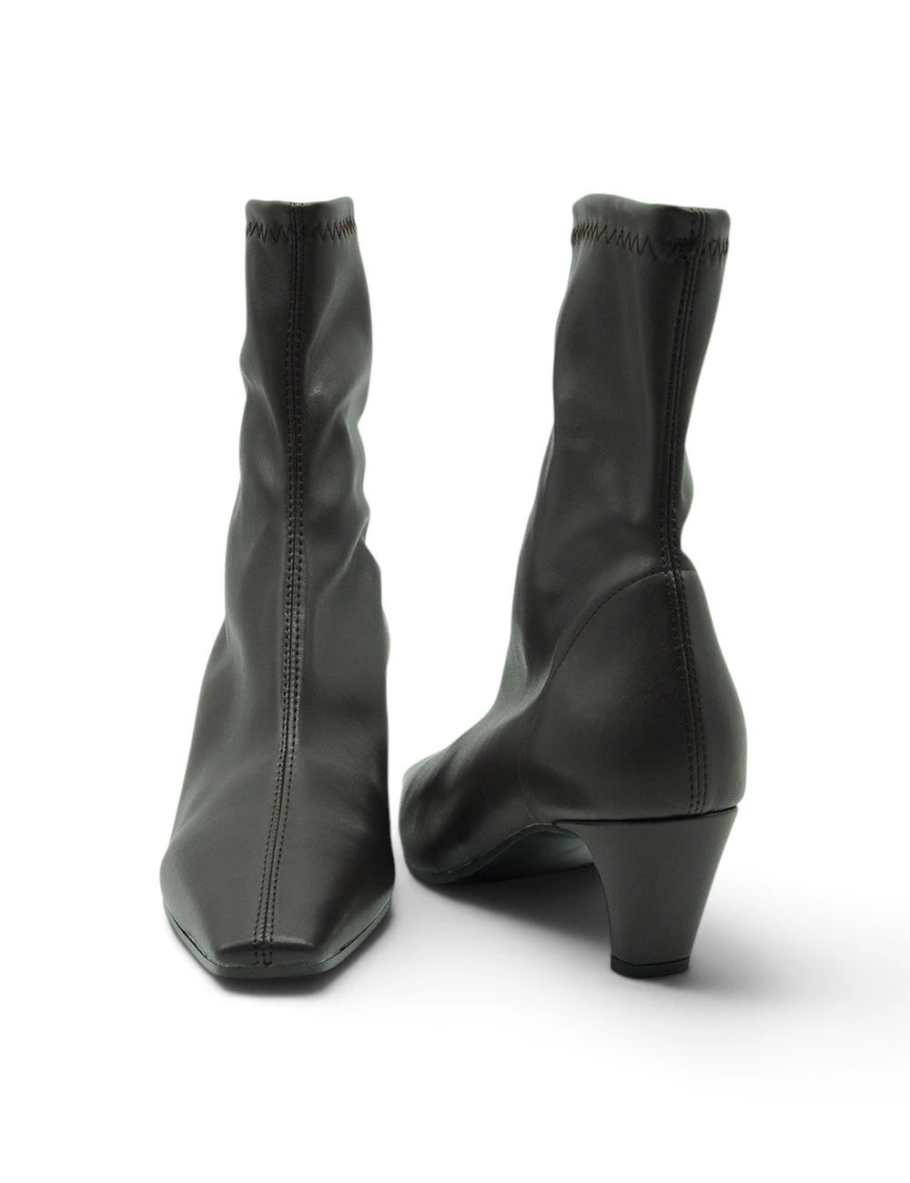 Bianca di stivaletto testa moro in pelle nera con design minimalista e tacco basso quadrato