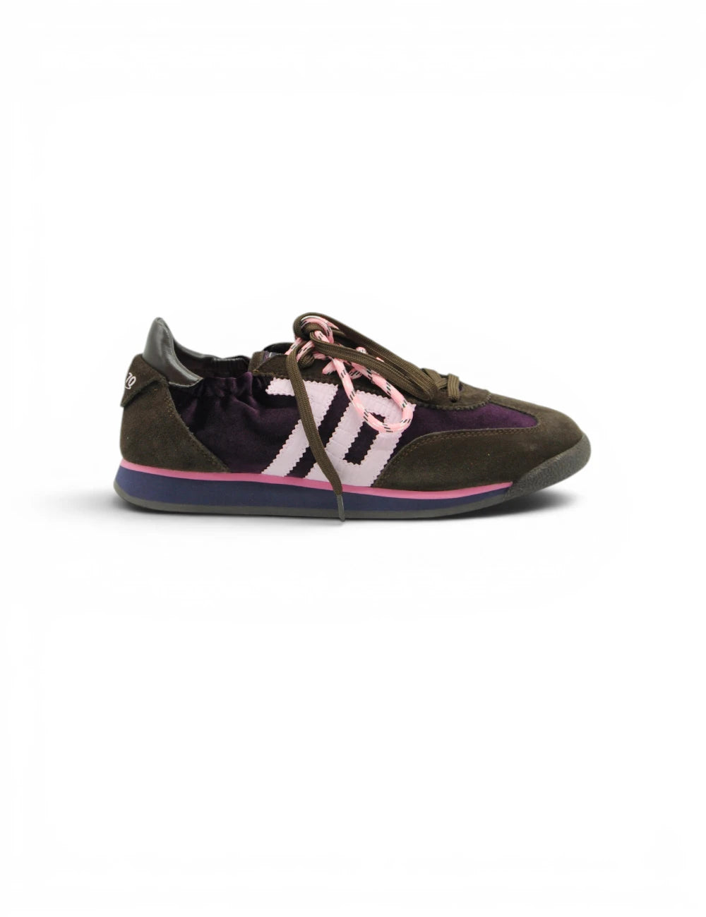 Sneaker back 70 in camoscio verde oliva con accenti a righe nere e bianche, lacci rosa e pannello viola sulla punta