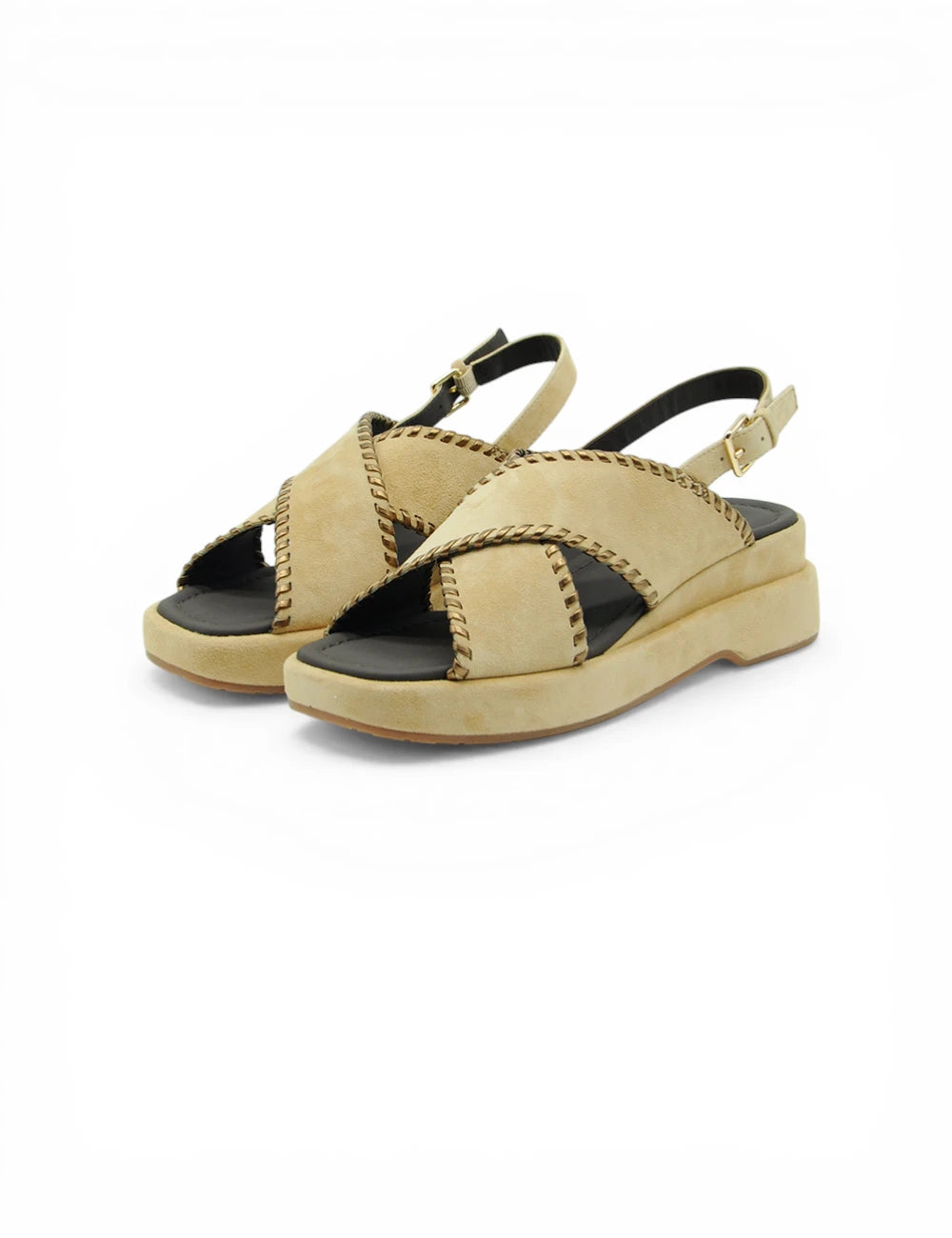 Sandali con piattaforma e cinghie incrociate in suede beige, con hardware in tono oro e plantare nero.