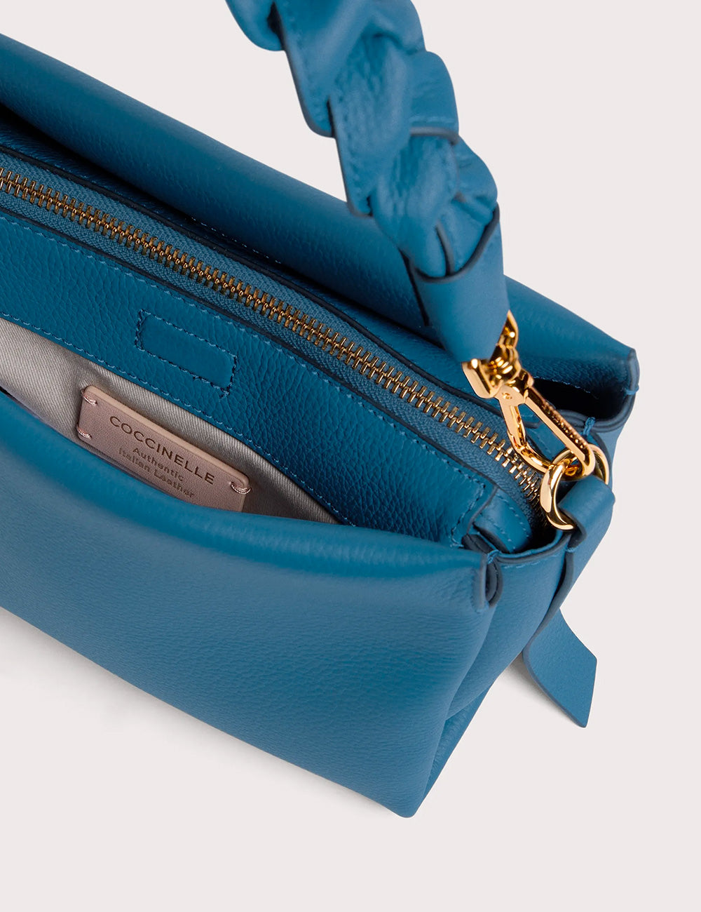 Borsa Coccinelle Boheme piccola blu profondo in pelle teal con manico intrecciato e hardware dorato