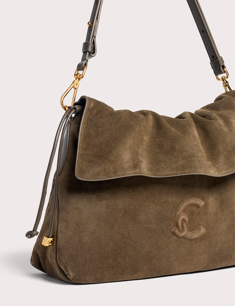 Borsa media coccinelle lidia in suede verde oliva con logo cc dorato e tracolla in pelle nera