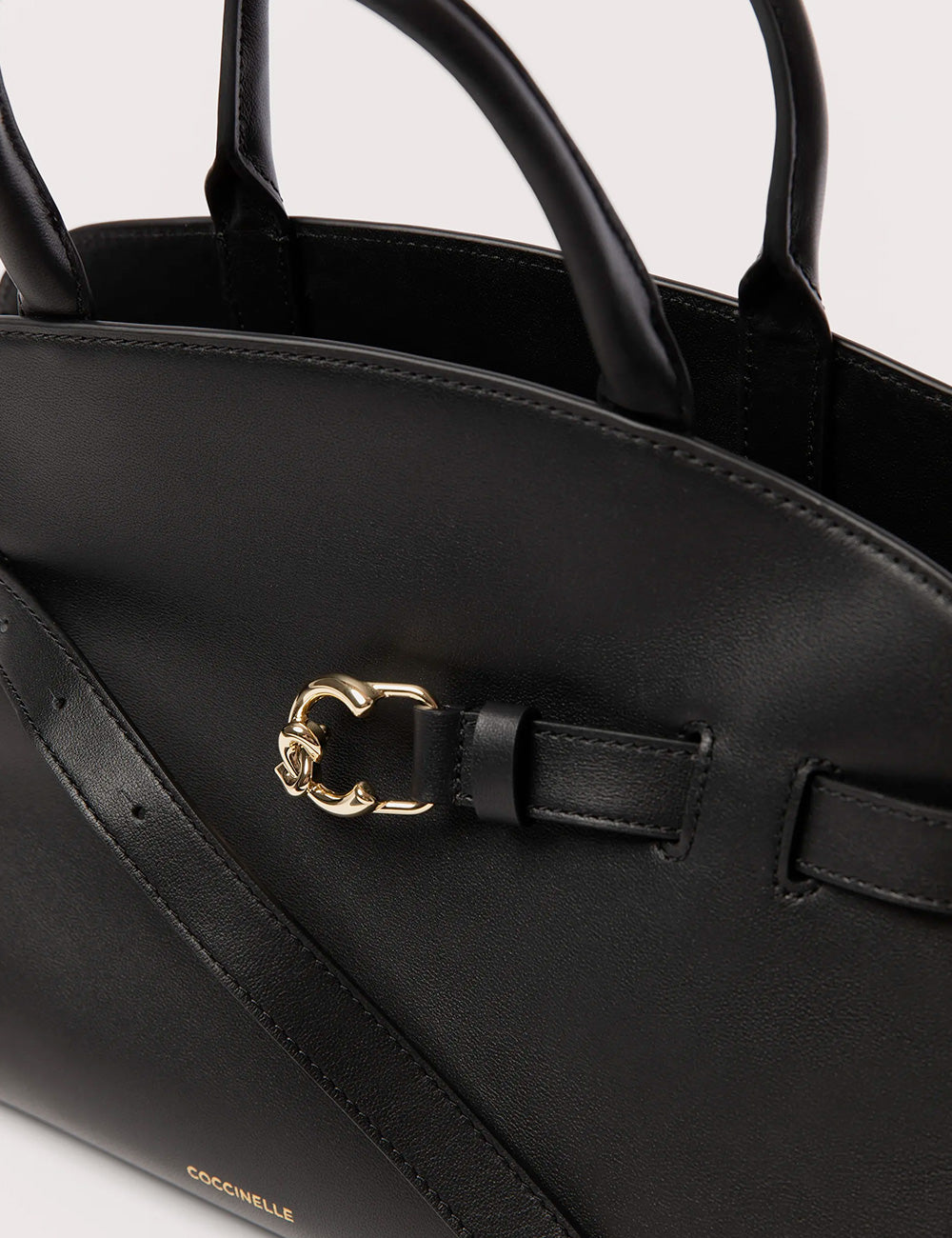Borsa in pelle nera Coccinelle Sabine Medium Noir con chiusura e manici in metallo dorato