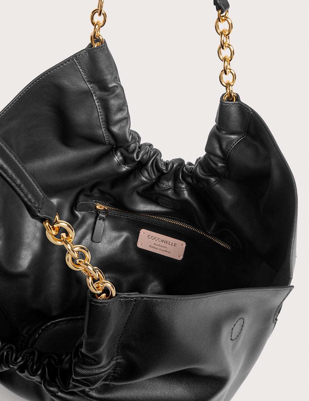 Borsa hobo Coccinelle Smash Medium Noir in pelle nera con catene dorate