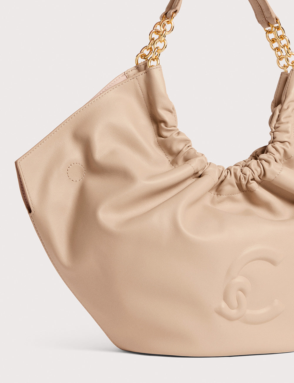 Borsa hobo Coccinelle Smash Medium Sandshell in pelle beige con catena dorata e logo embossato