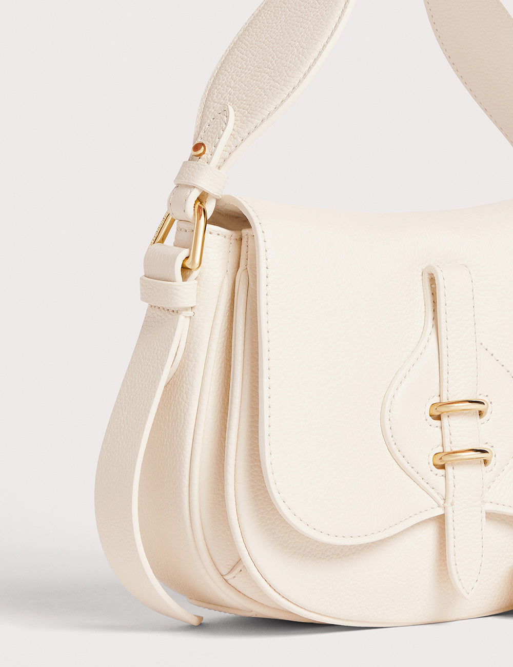 Borsa Mavery Small Pearl Coccinelle in pelle color crema con hardware oro e design minimalista strutturato