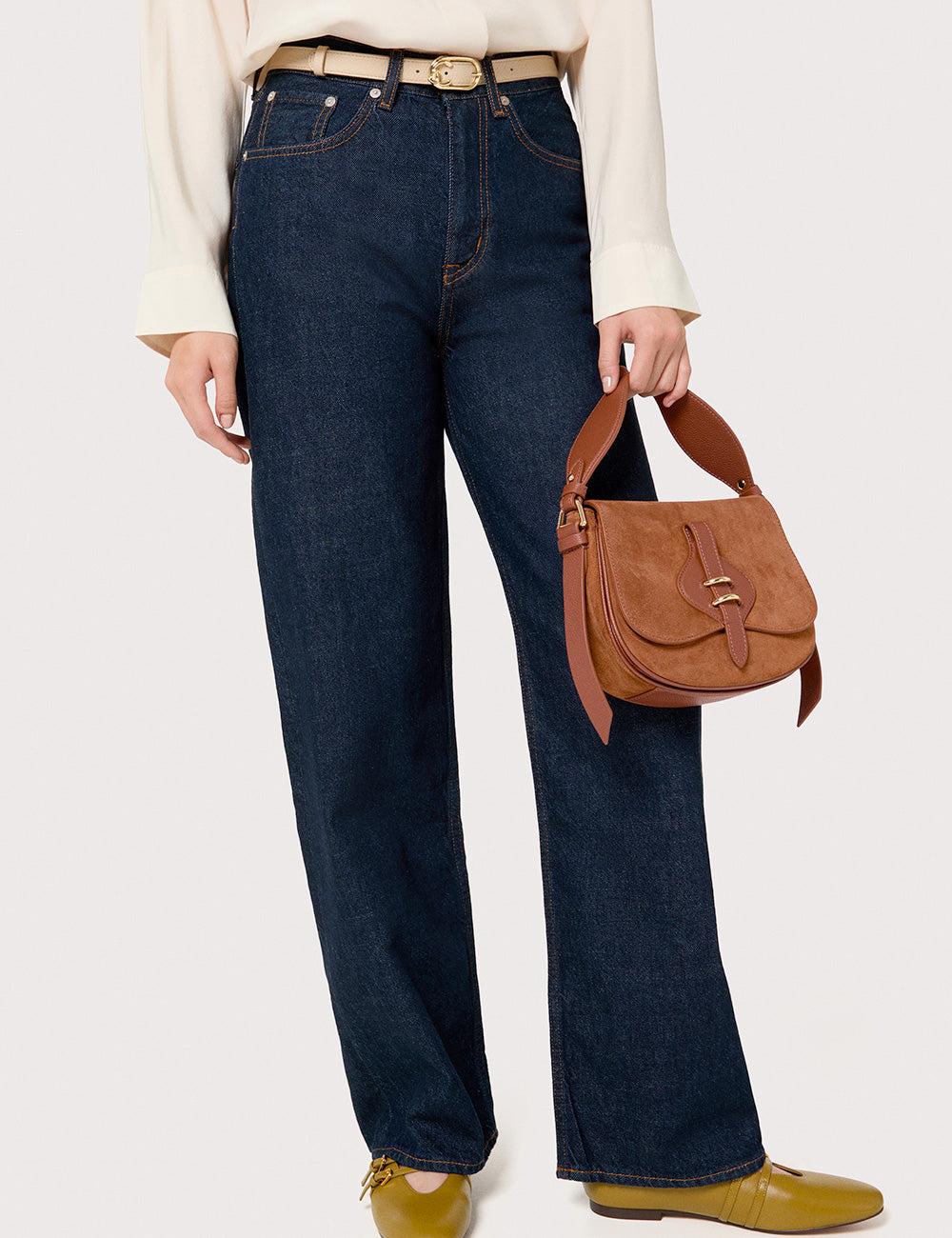 Borsa Mavery piccola in suede cognac Coccinelle con cinghie in pelle marrone e fibbia