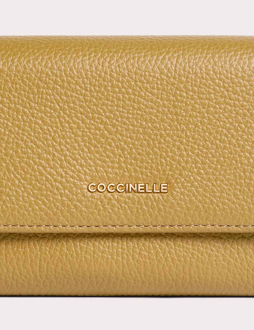 Portafoglio Coccinelle Metallic Large Seagrass in pelle gialla senape con logo oro