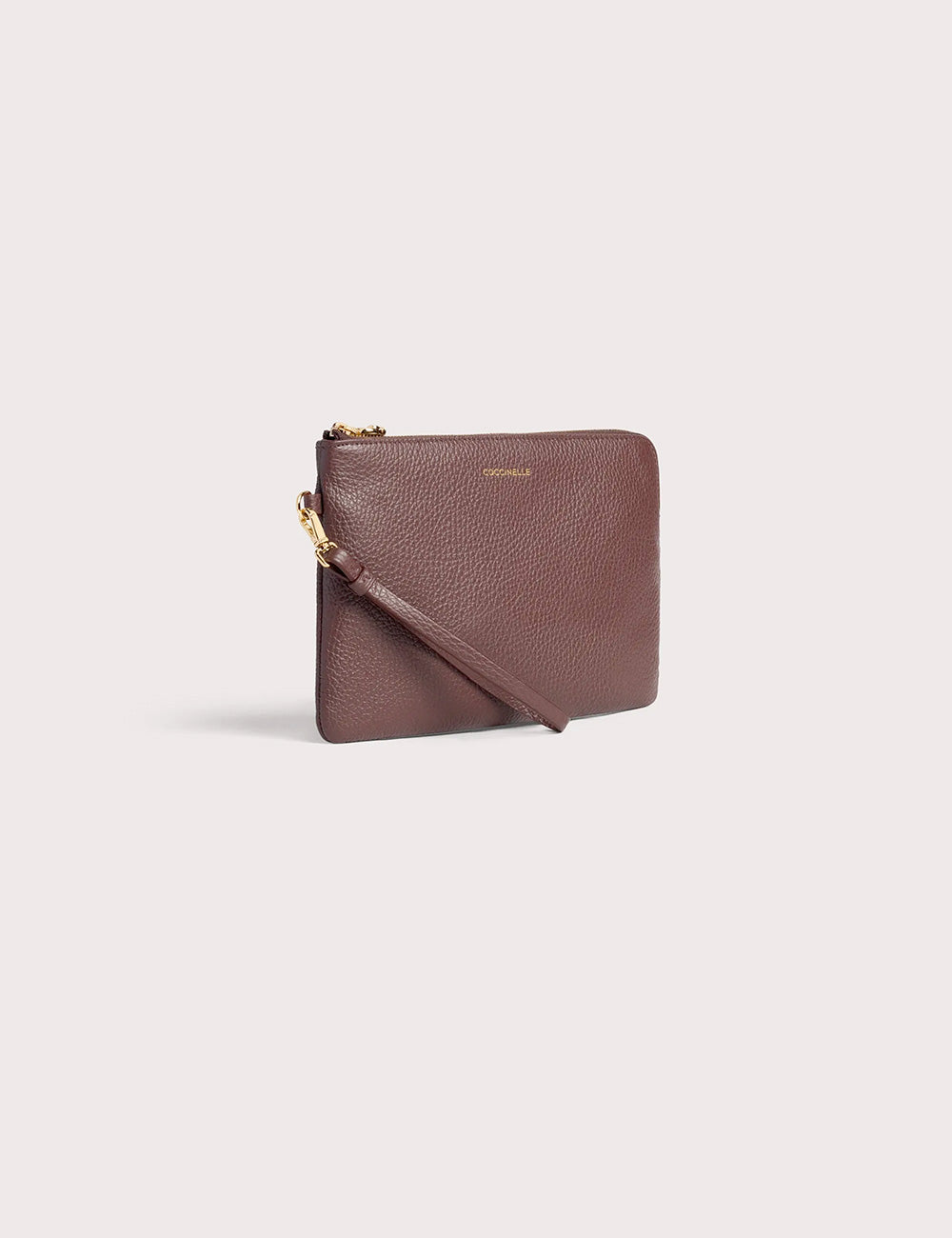Clutch in pelle marrone con texture a grana, cerniera dorata e cinturino da polso coccinelle c-me softy medium berry