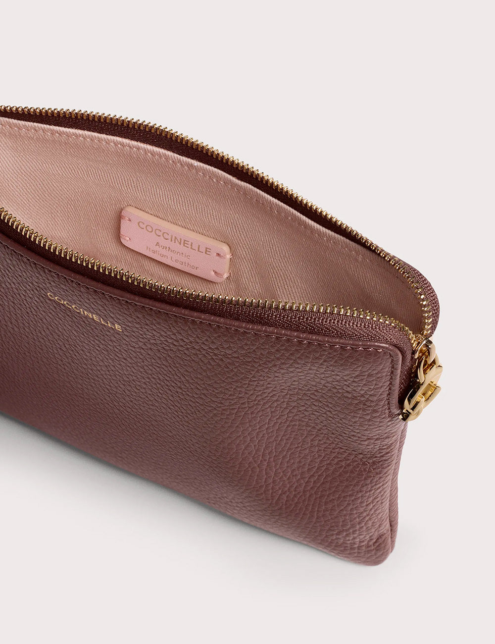 Clutch coccinelle c-me softy medium berry in pelle mauve testurizzata con zip e dettagli in oro