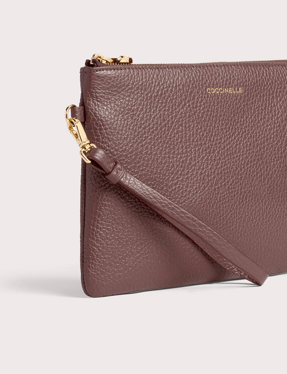 A clutch in pelle bordeaux testurizzata con hardware dorato e tracolla removibile coccinelle c-me softy medium berry
