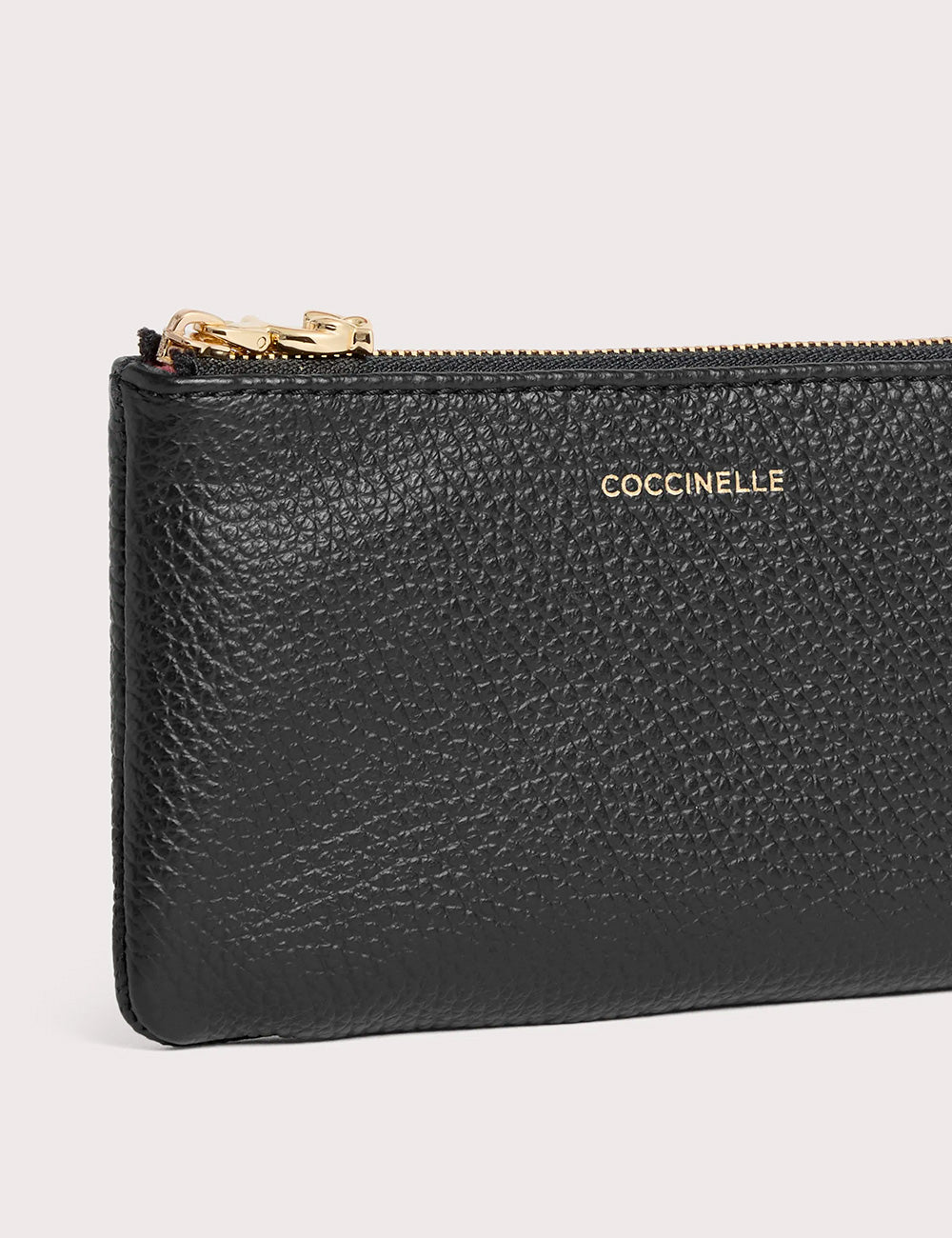 Coccinelle c-me softy small noir pochette in pelle nera testurizzata con zip e hardware dorato