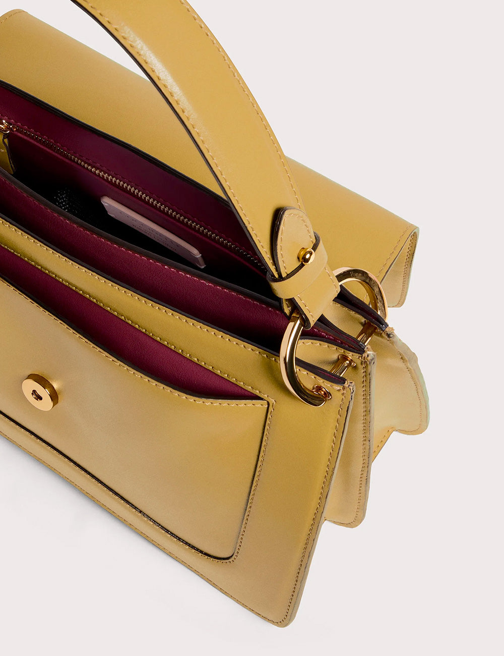 Borsa Coccinelle C-Me Medium Seagrass in pelle gialla senape con interni bordeaux