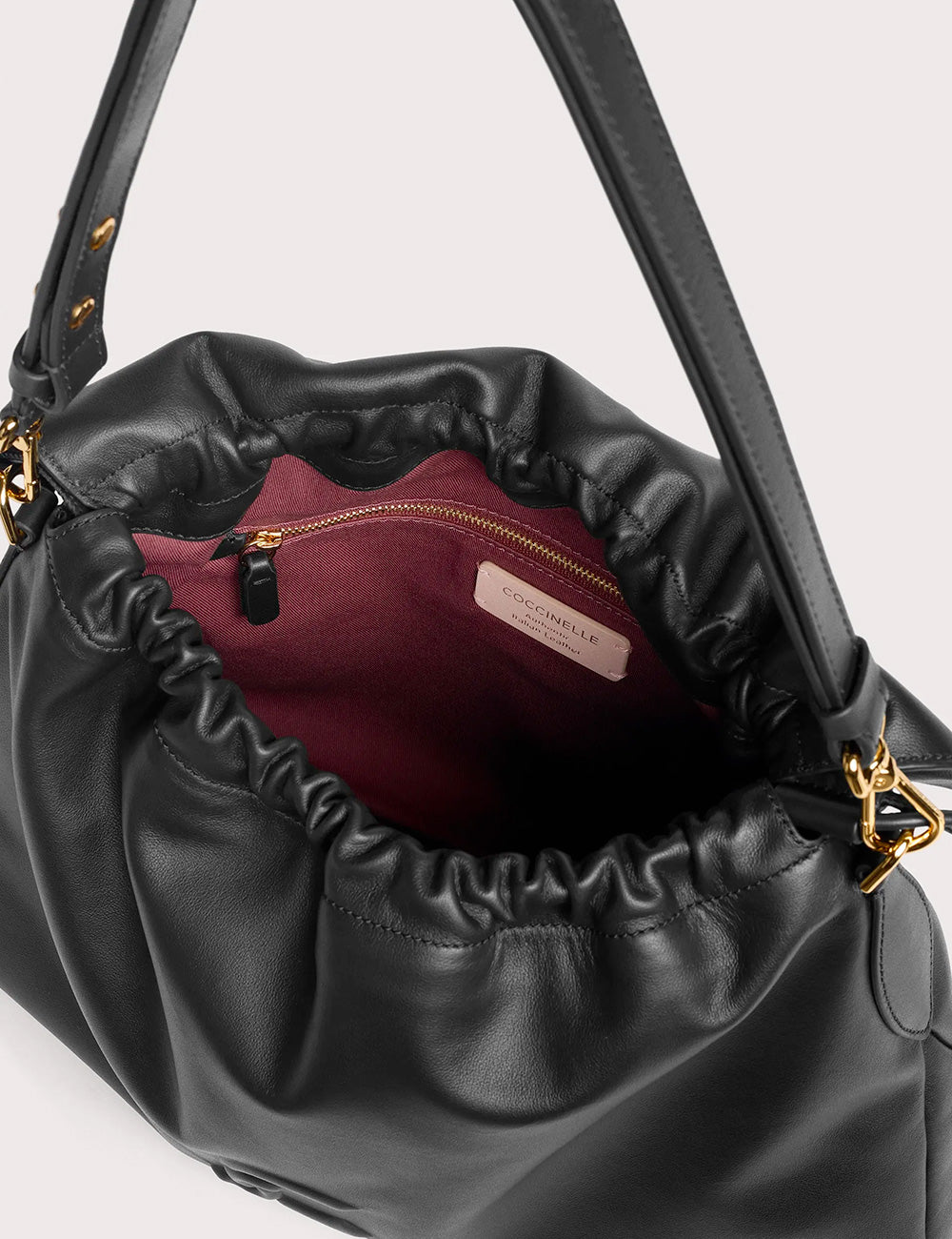 Coccinelle lidia medium noir borsa a spalla in pelle nera con chiusura arricciata e interno bordeaux