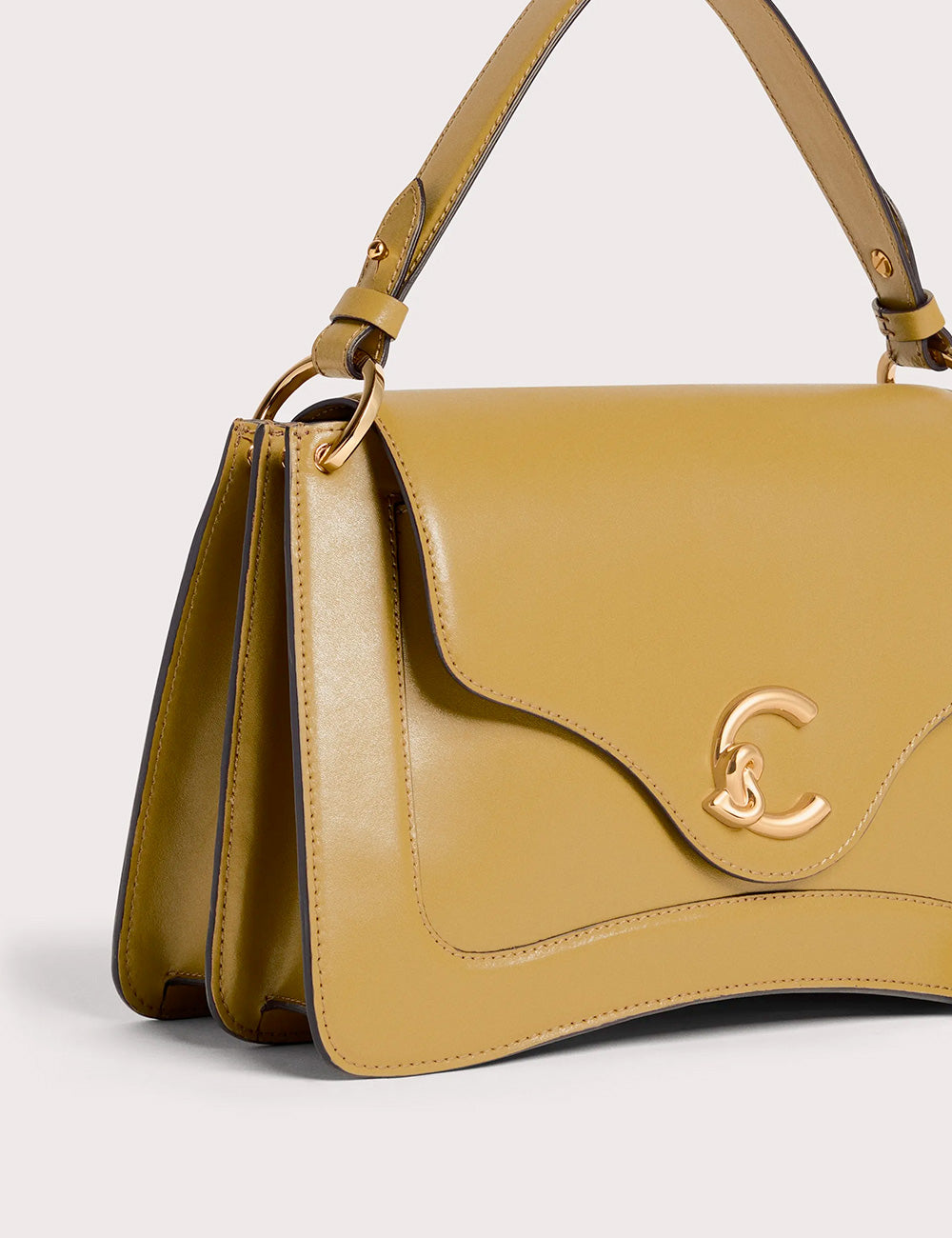 Borsa Coccinelle C-Me Medium Seagrass in pelle gialla senape con fibbia CC oro