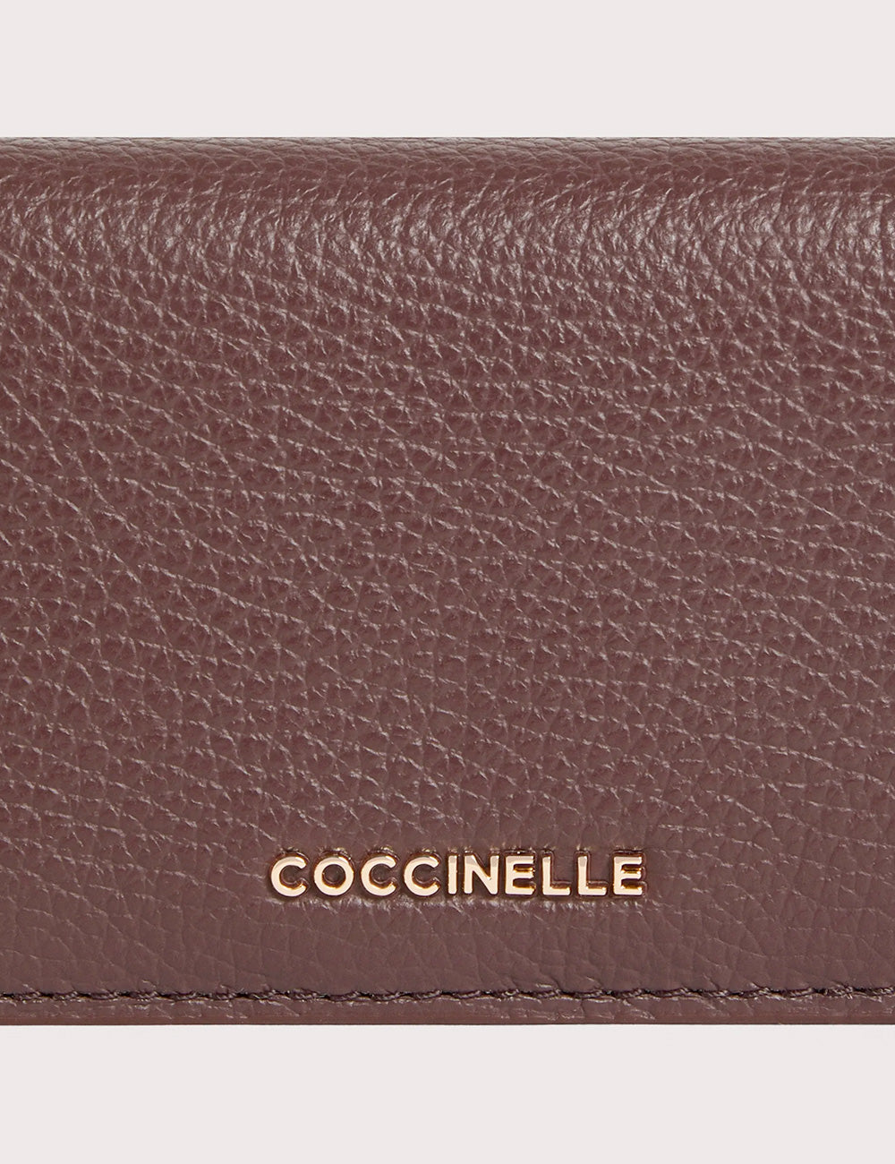 Piccolo portafogli coccinelle metallico berry in pelle marrone con texture e logo dorato coccinelle