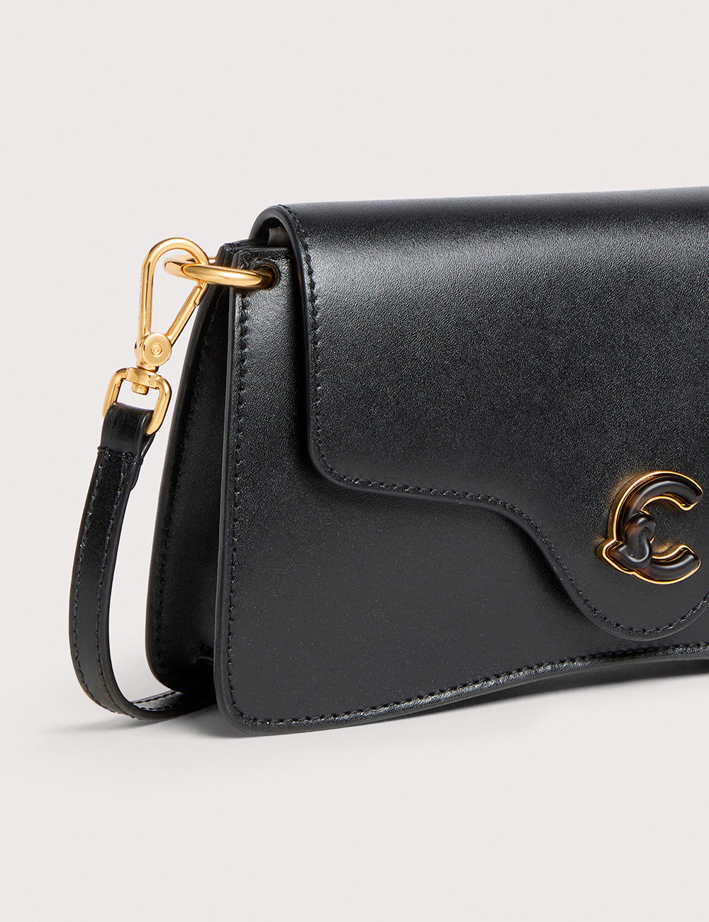 Borsa a tracolla Coccinelle C-Me Small Noir in pelle nera con hardware dorato e chiusura logo