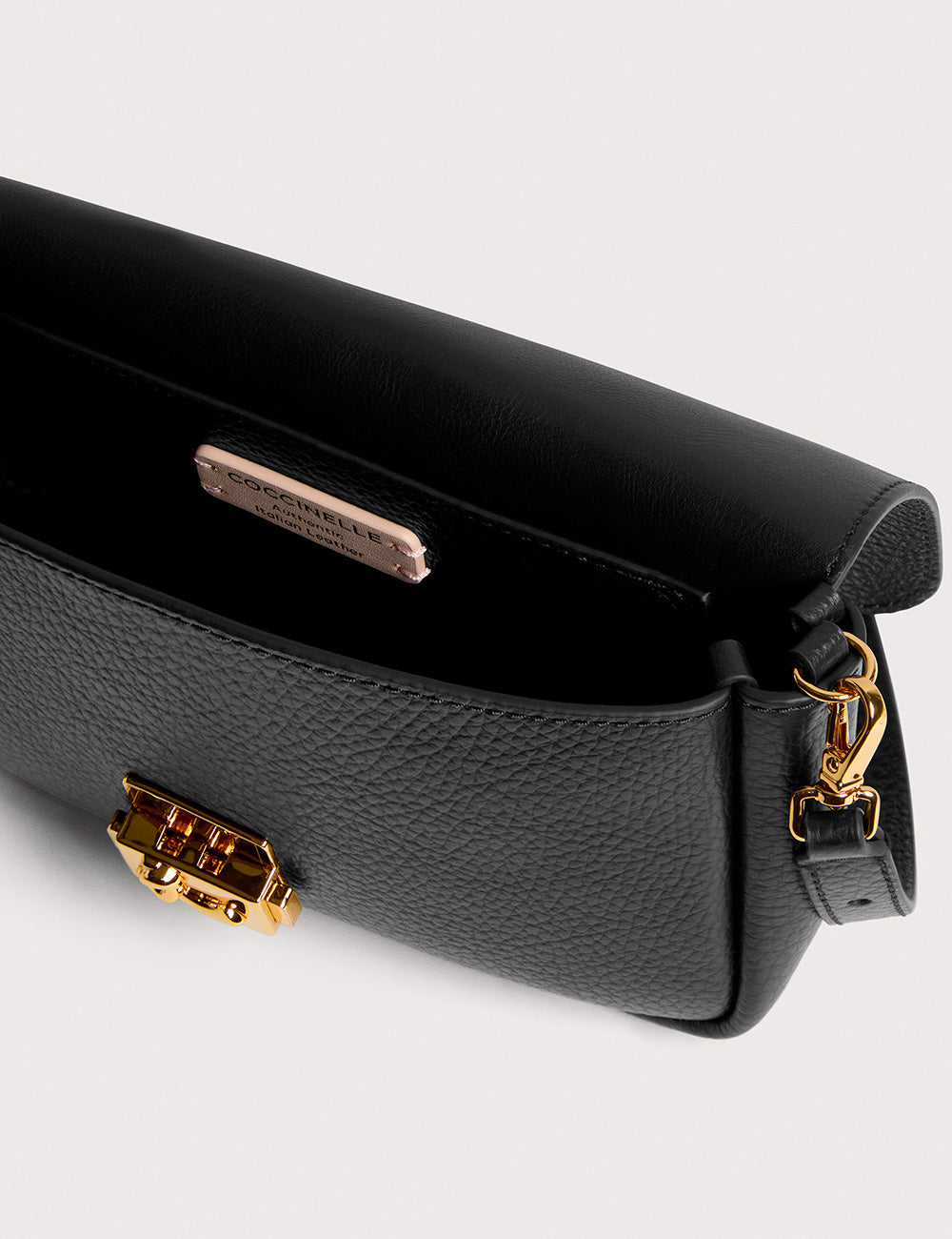 Borsa crossbody mini Coccinelle C-Me Lock Noir in pelle nera ciottolata con placca metallica