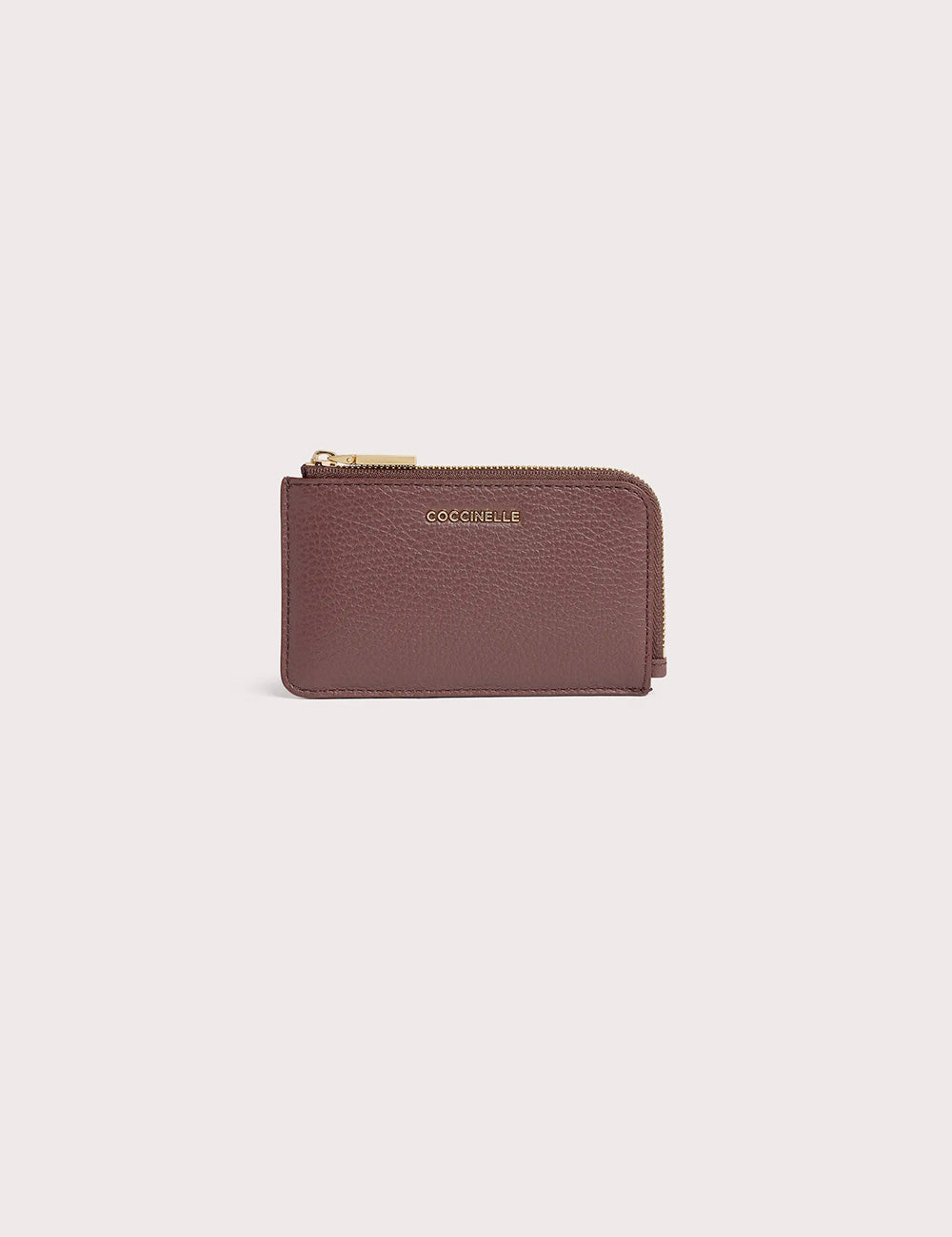 Coccinelle portacarte metallic berry in pelle marrone con zip oro e logo coccinelle in rilievo frontale