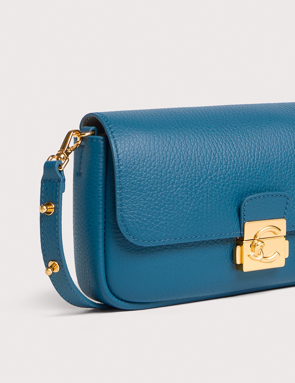 Borsa a tracolla in pelle teal Coccinelle C-Me Lock Mini blu profondo con chiusura logo cc e hardware oro