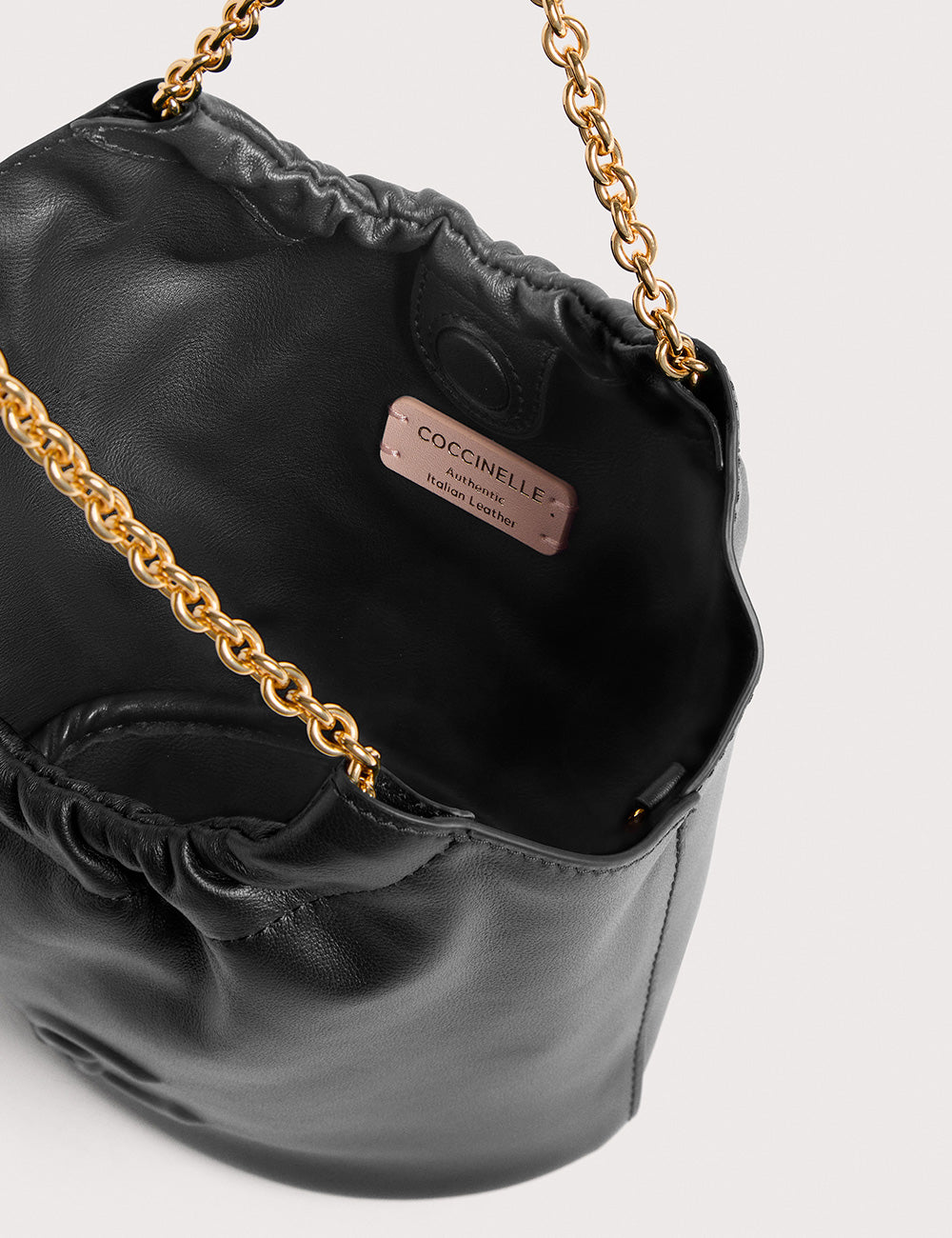 Borsa a secchiello Coccinelle Smash Mini Noir in pelle nera con catena dorata