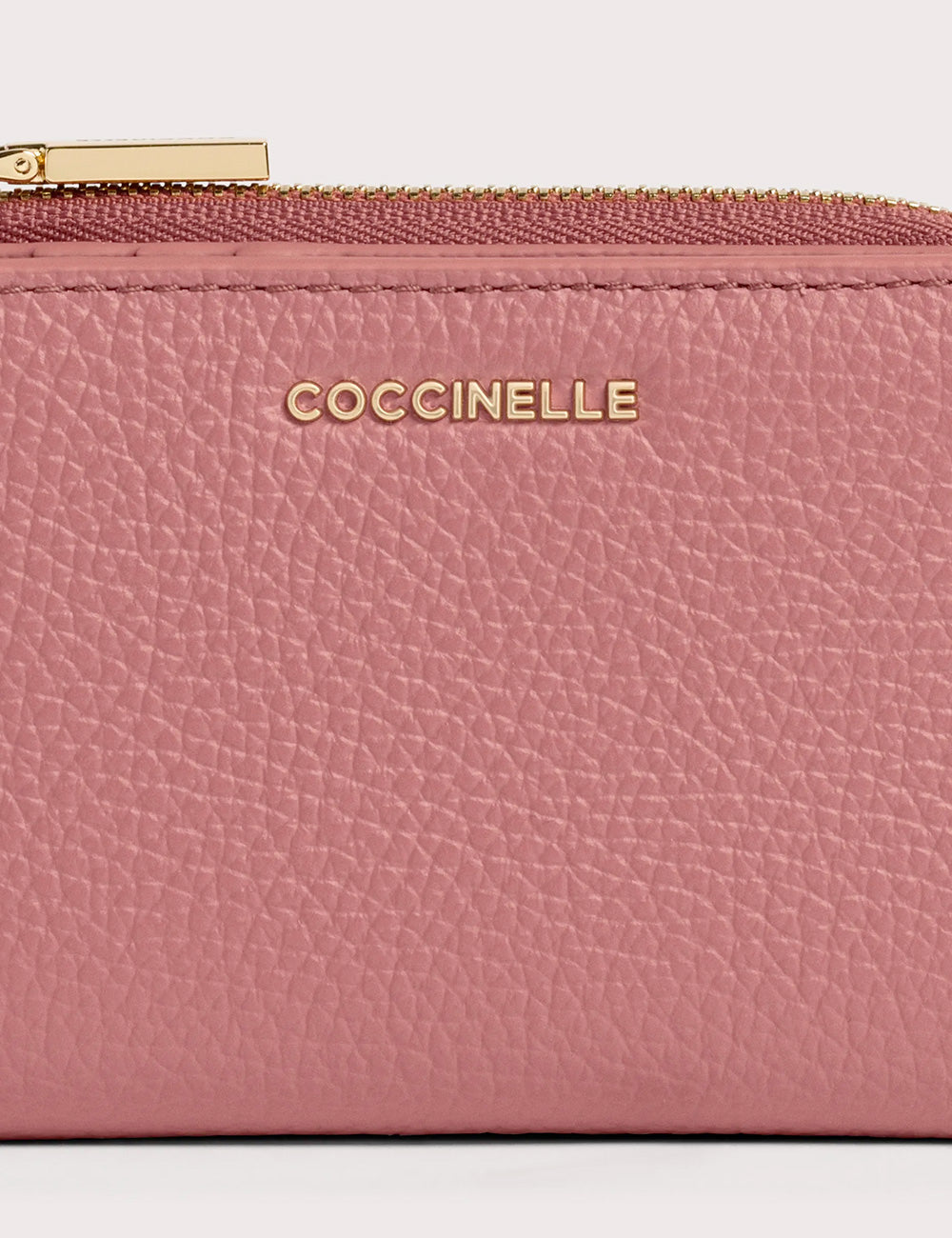 Portafogli coccinelle metallic small winter rose in pelle rosa con zip oro e logo coccinelle impresso