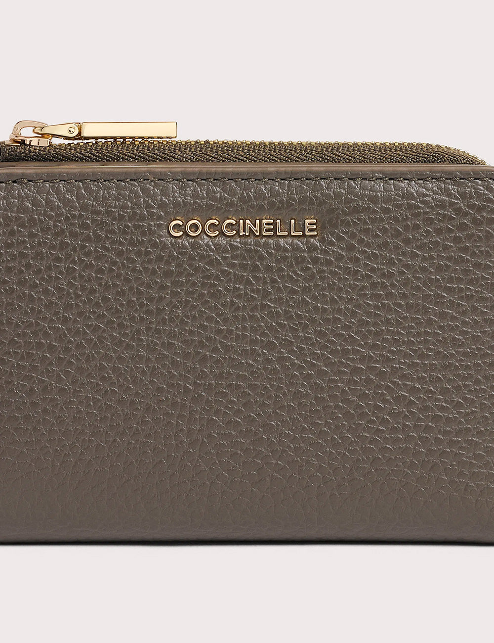 Portafogli coccinelle small fango in pelle testurizzata taupe con zip e cerniera color oro