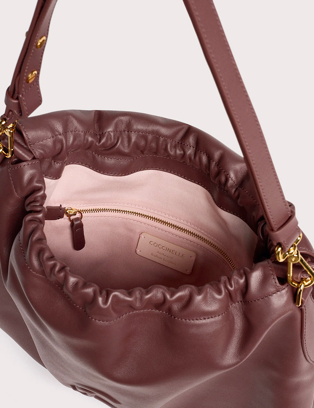 Borsa coccinelle lidia media in pelle morbida mauve con chiusura a coulisse arricciata e dettagli oro