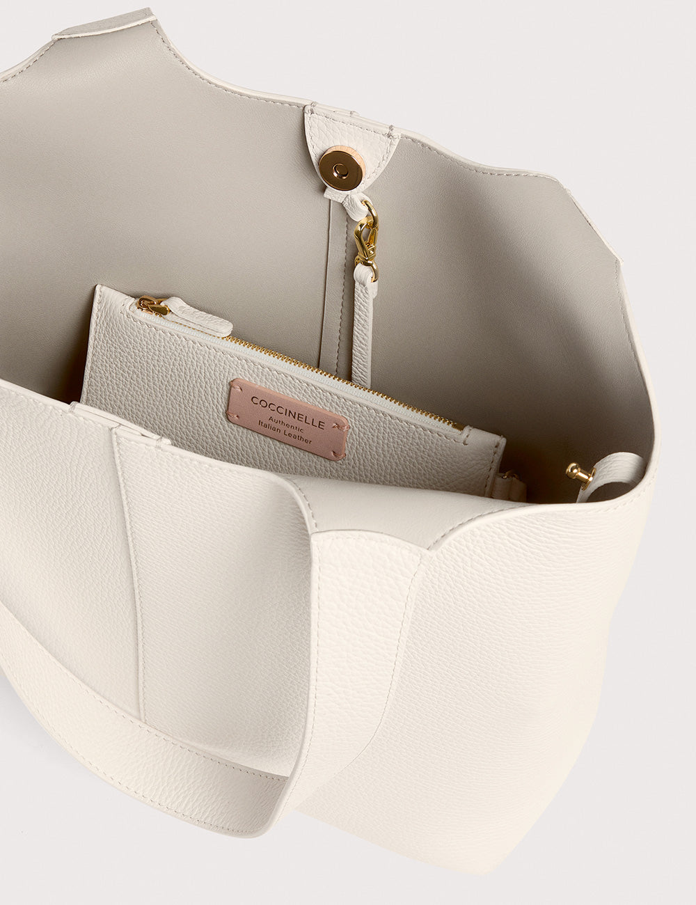 Borsa tote Coccinelle C-Easy Pearl in pelle bianca con interni strutturati e dettagli oro