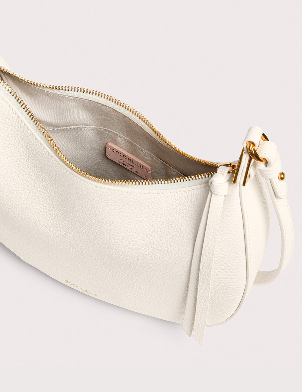 Borsa tracolla Coccinelle Fujiko Pearl in pelle bianca con cerniera oro e nappa