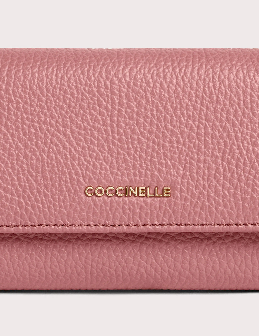 Portafogli coccinelle in pelle rosa inverno con texture e logo oro metallico medium